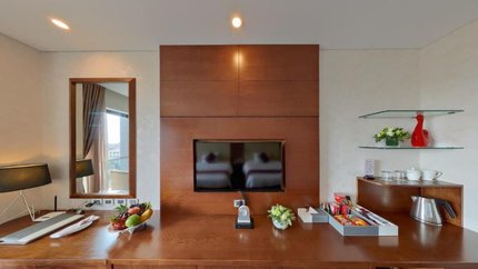 Tivi, bàn trang điểm, dụng cụ pha trà trong phòng