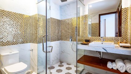 Phòng vệ sinh thiết kế độc đáo với điểm nhấn là tường gach màu vàng