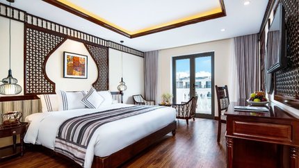 Phòng Deluxe có ban công view hướng ra thành phố