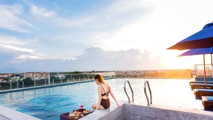 Bể bơi trên tầng thượng có view hướng ra thành phố