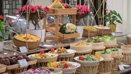 Quầy buffet vưới đa dạng các món