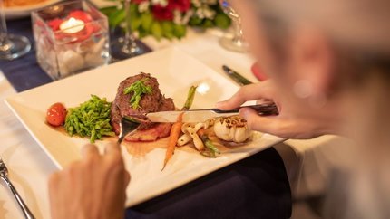 Nhà hàng có các món ăn từ Á đến Âu