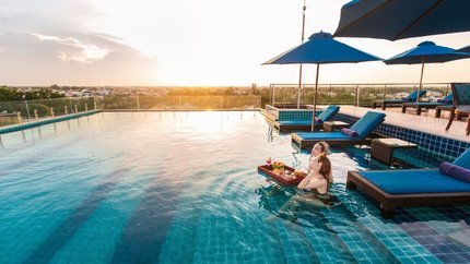 Bể bơi khi đón hoàng hôn tuyệt đẹp