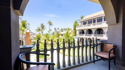 Ban công có view hươngs ra vườn và biển