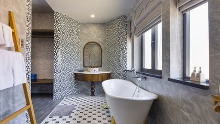 Phòng vệ sinh được trang bị bồn tắm hiện đại