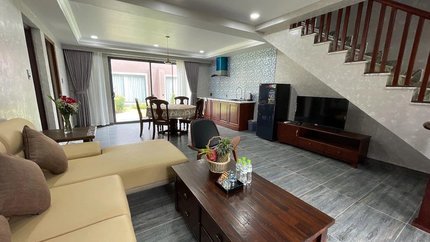 Không gian phòng khách và bếp