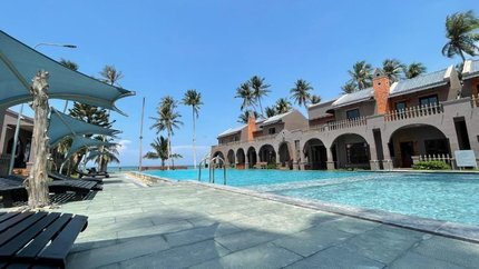 Bể bơi ngoài trời ngay gần biển