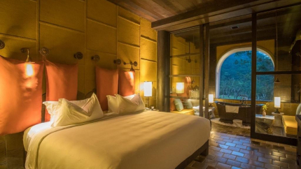 Phòng Junior Suite hướng hồ tại Legacy Yên Tử MGallery Hotel 5 sao