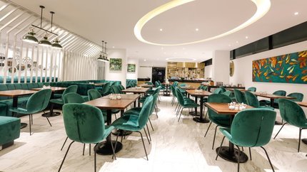 Nhà hàng sang trọng, rộng rãi