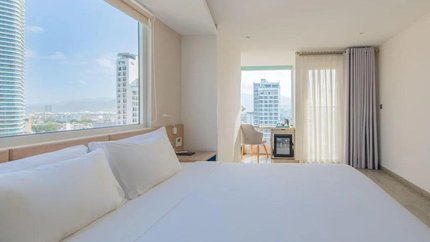 Không khí phòng rất thoáng nhờ cửa kính lớn