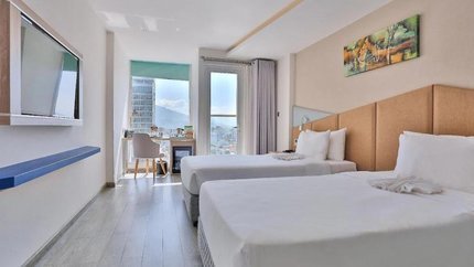 Cửa sổ lớn nhìn ra thành phố