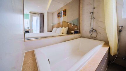 Phòng tắm có bồn và vòi sen