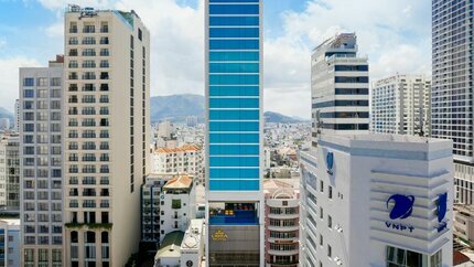 Khách sạn phía trực diện