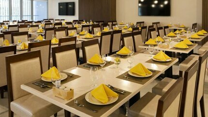 Nhà hàng được bày trí tỉ mỉ