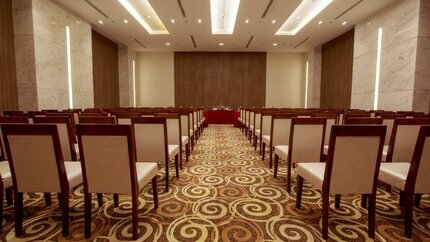 Phòng được thiết kế với gam màu đỏ trầm