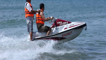 Hoạt Động Lướt Ca Nô Trên Biển