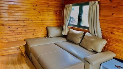 Tiện nghi đầy đủ, phòng có sofa