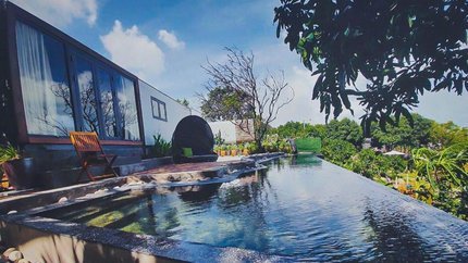 Hồ bơi trước mặt tiền bungalow