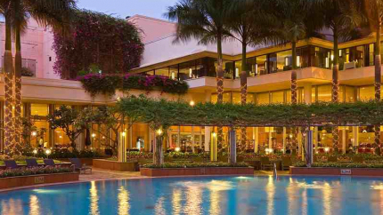 bể bơi ngoài trời