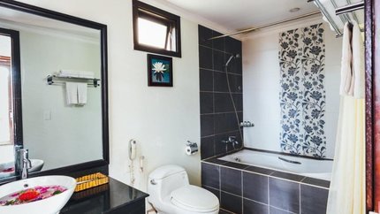 Phòng vệ sinh khép kín với đầy đủ tiện nghi