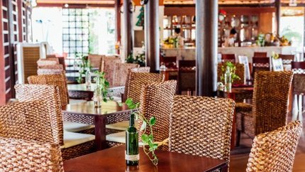 Bàn ghế được làm chủ yếu từ gỗ và tre