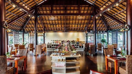 Không gian nhà hàng rộng lớn với đa dạng các món ăn