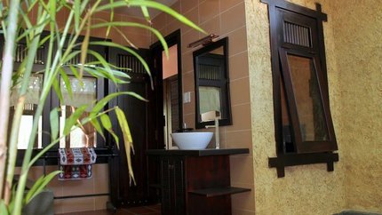 Bồn rửa mặt được đặt ngoài sân