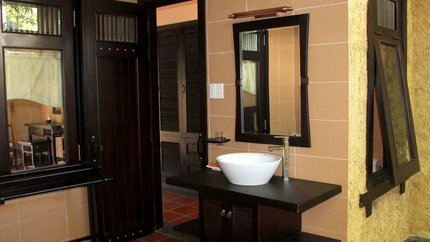 Bồn rửa mặt được đặt ngoài sân