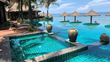 Bể bơi ngoài trời rộng lớn