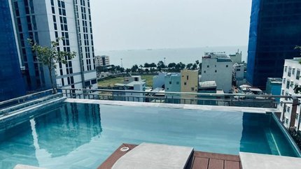 Hồ bơi ngoài trời