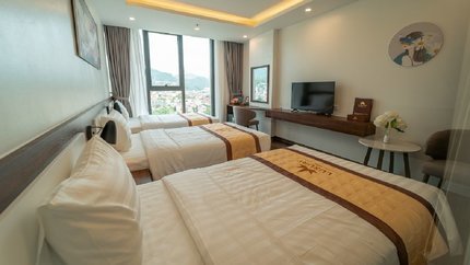 Phòng sáng thoáng với cửa kính lớn