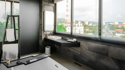Phòng tắm view hướng phố