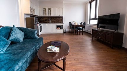 Phòng có ghế sofa, khu vực bếp riêng