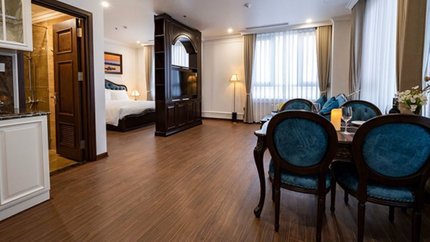 Phòng khách có bộ bàn ghế