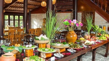 Quầy buffet đa dạng ẩm thực