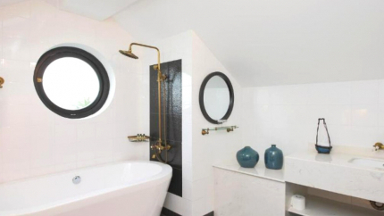 Phòng tắm Deluxe Family Balcony Pool View tại Maison Vy Hotel