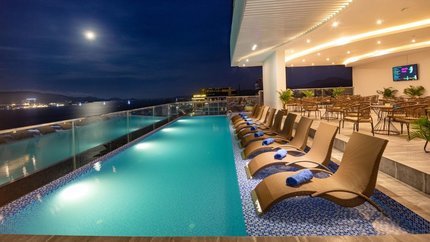 Hồ bơi ngoài trời