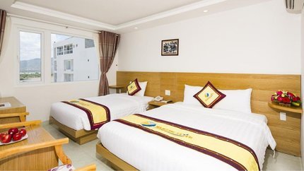 Phòng có cửa sổ hướng phố