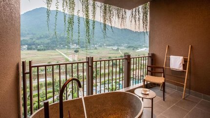 Bồn tắm khoáng nóng ngoài ban công