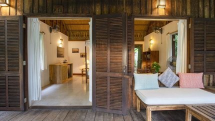 Ban công với ghế sofa