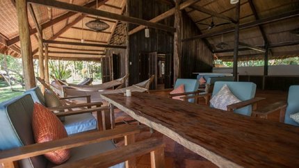 Ban công siêu rộng có bàn ghế và võng nằm