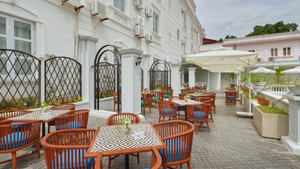 Cafe sân vườn tại Hotel Manoir Des Arts