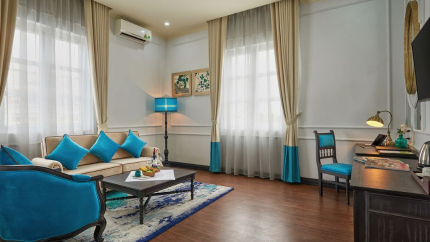 Phòng Suite tại khách sạn Manoir Des Arts 4*