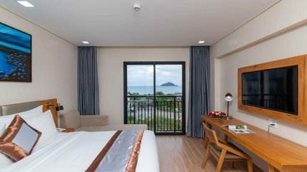 Khung cửa kính lớn view núi