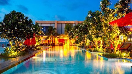Bể bơi ngoài trời tại khách sạn