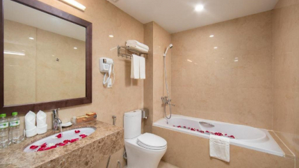 Toilet Khách Sạn Marina