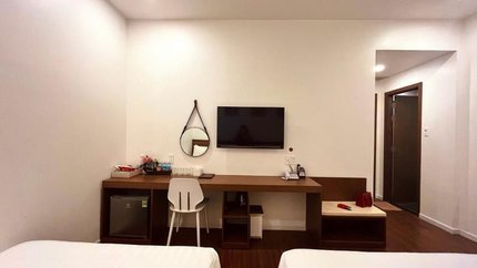 Phòng có tivi và bàn trang điểm