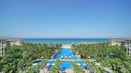 Toàn cảnh hồ bơi tại resort