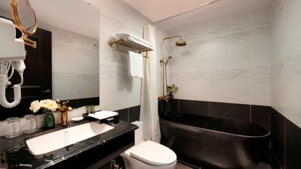 Phòng tắm bồn rộng rãi