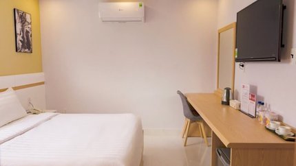 Phòng có ti vi, bàn làm việc